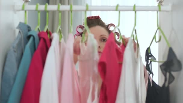 아침에 미녀가 롤러를 타고 머리에 핑크 색 옷을 입고 일하러 가거나 데이트를 하러 가기 위해 흰색 티셔츠와 파란색 데님 재킷을 선택 합니다.. — 비디오