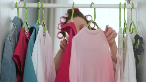미녀는 아침에 큐레이터를 타고 머리를 치장하고, 여장을 열고, 옷을 입고, 티셔츠 감정가들은 그것들을 선반에 걸어 놓는다. 캐비닛 옷장 내부 모습 — 비디오