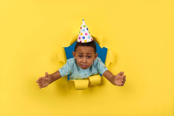 Niño Cumpleaños Nervioso Triste Afroamericano Papel Roto Pared Fondo Amarillo — Foto de Stock