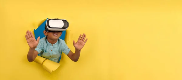 Afroamerikanischer Junge Virtual Reality Headset Eingetaucht Virtuelle Welt Berührt Virtuelle — Stockfoto