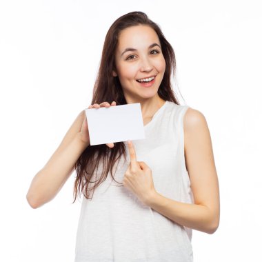 Neşeli kadın boş kartvizit işaret