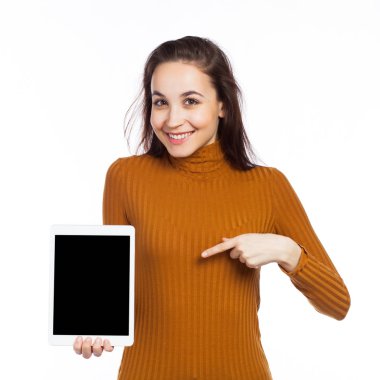 Kadın bir dijital tablet ile