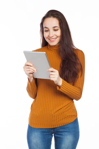 Bruna sorridente e tablet digitale — Foto Stock