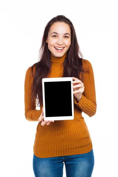 Bruna che mostra un tablet digitale — Foto Stock