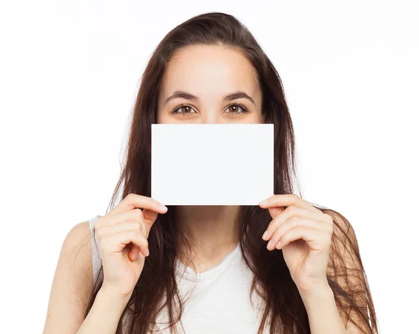 Felice giovane donna mostrando a un cartello bianco — Foto Stock