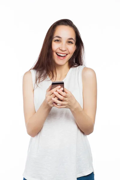 Velmi šťastná žena pomocí chytrého telefonu — Stock fotografie