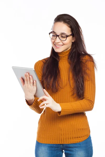 Mooie vrouw en digitale tablet — Stockfoto