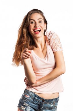 neşeli kadın kameraya dönük