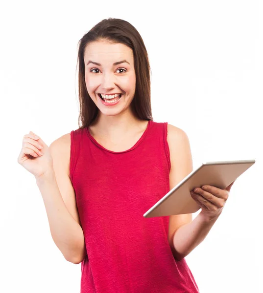 Χαρούμενη γυναίκα χρησιμοποιώντας ένα ψηφιακό tablet — Φωτογραφία Αρχείου
