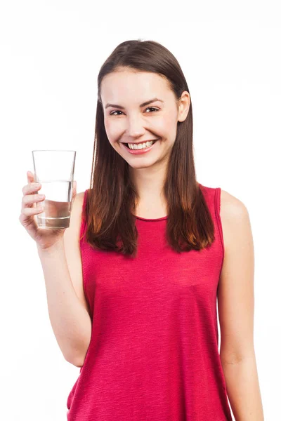 Mujer joven bebiendo agua — Foto de Stock