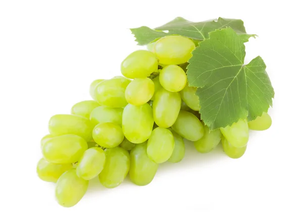 Uvas verdes frescas con hojas. Aislado sobre blanco —  Fotos de Stock