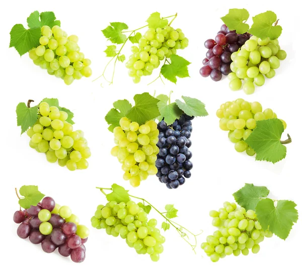 Uvas verdes frescas con hojas. Aislado sobre blanco —  Fotos de Stock