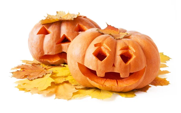 Cara de calabaza de Halloween con hojas de otoño aisladas sobre fondo blanco Imagen de stock