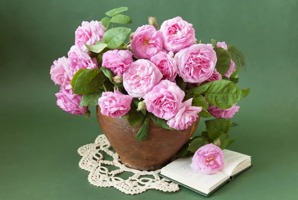美しい静物インク バラの花ブーケ、書籍、果物 — ストック写真