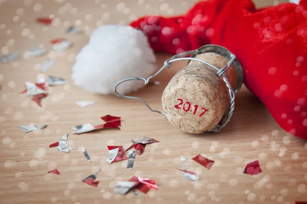 Fond du Nouvel An avec bouchon de champagne et chapeau de Père Noël — Photo