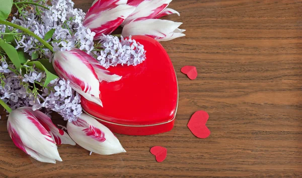 Caja Regalo Roja Forma Corazón Con Flores Sobre Fondo Madera — Foto de Stock