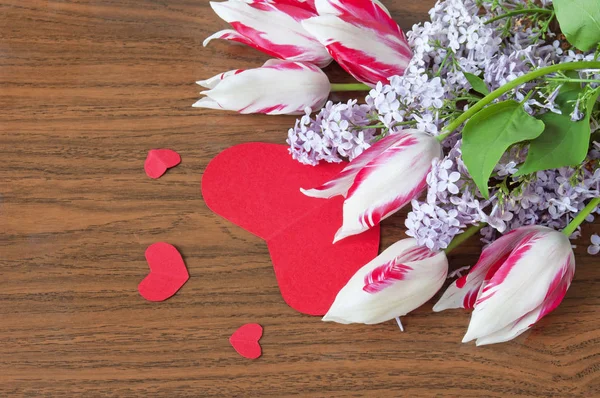Hermoso Corazón Rojo Con Flores Sobre Fondo Madera — Foto de Stock