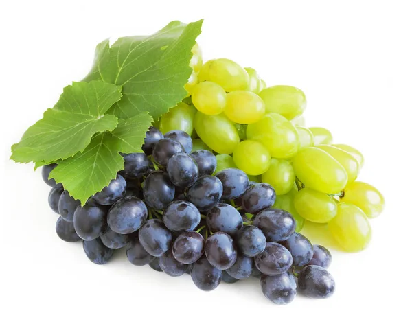 Świeże Dojrzałe Winogrona Liśćmi Białym Tle — Zdjęcie stockowe