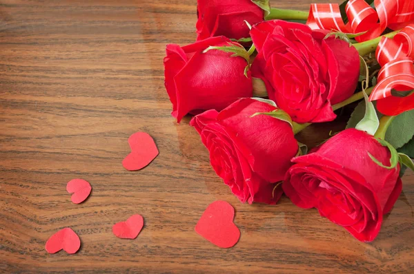 Rote Rosen Mit Herzen Auf Hölzernem Hintergrund — Stockfoto