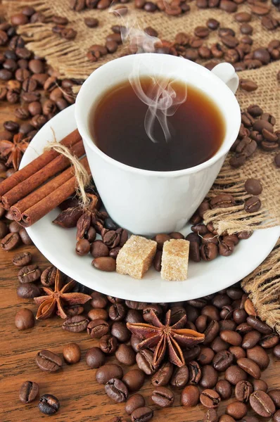 Tasse Kaffee Mit Zimtstangen Und Anis Auf Holzgrund — Stockfoto
