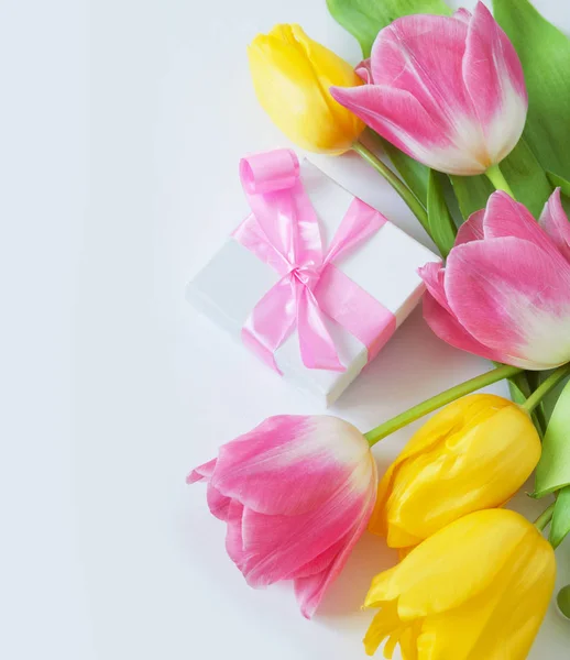 Tulpenstrauß isoliert auf weißem Hintergrund — Stockfoto