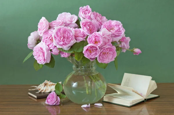 Beautiful still life with ink roses flowers bouquet, books and fruits — Stock Photo, Image