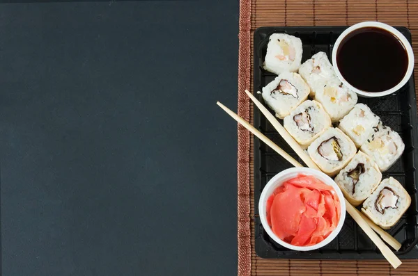 Sushi rolls. Fresh and delicious maki and nigiri sushi with salmon fish. Takeaway eastern food concept — Stock Photo, Image