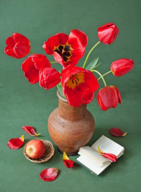 Natürmort çiçek, kitaplar ve meyve ile. Dünya öğretmenin gün kavramı