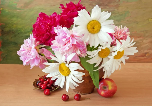 Världen lärarens dag (Stilleben med pion blommor gäng, böcker, karta och globe på konstnärliga bakgrund) — Stockfoto