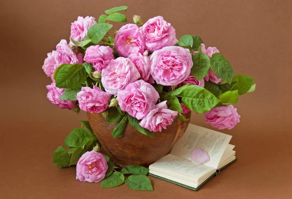 Csodálatos csendélet tinta Rózsa virág csokor, könyvek, gyümölcsök — Stock Fotó