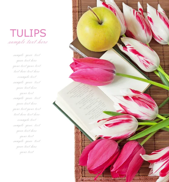 Natürmort çiçek, kitaplar ve meyve ile. Dünya öğretmenin gün kavramı — Stok fotoğraf