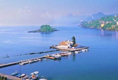 Güzel Vlacherna Manastırı ve fare ada Korfu, Pontikonisi Adası. Korfu, Yunanistan