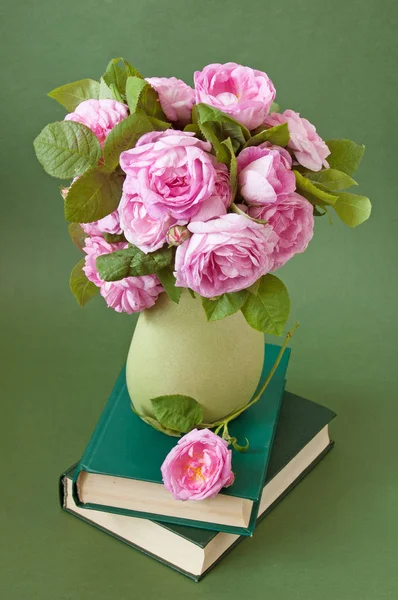 Красивый натюрморт с чернилами розы букет цветов, книги и фрукты — стоковое фото