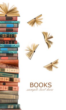 Beyaz arkaplan üzerine kitap yığını