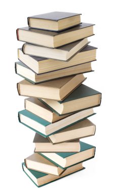 Beyaz arkaplanda izole kitap yığını