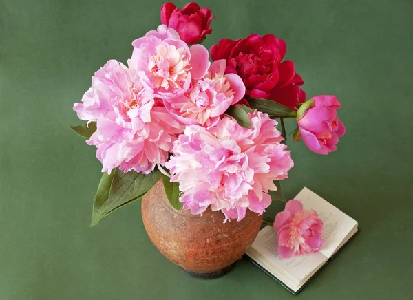 Schöne Pfingstrosenblüten Einer Vase Auf Grünem Hintergrund — Stockfoto