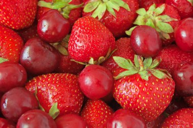 Taze çilek ve kiraz. görünümü kapat