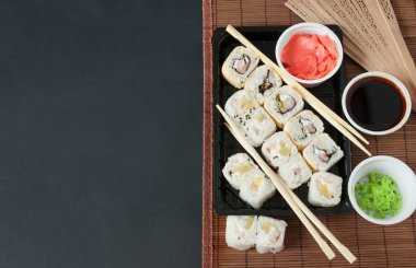 çevik kağıt görevi ve ahşap arkaplanda boş sayfa