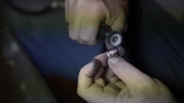 Mücevherlerin elle cilalanması