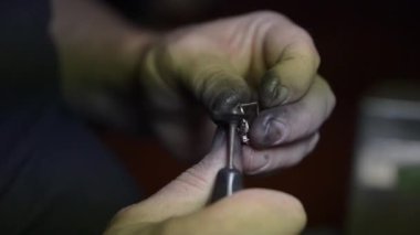 Mücevherlerin elle cilalanması