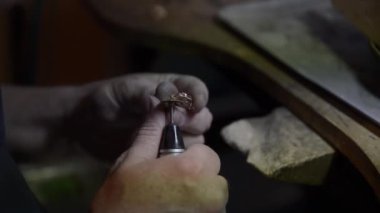 Mücevherlerin elle cilalanması