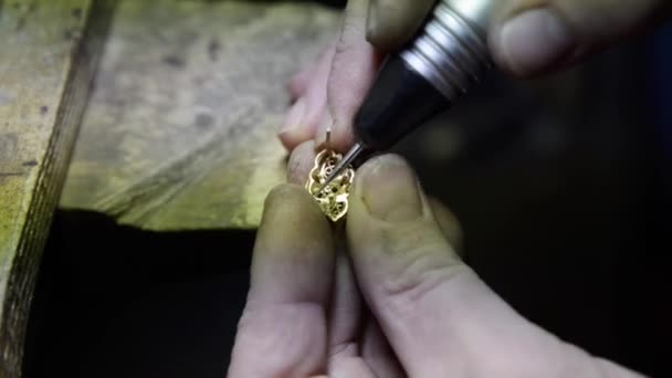 Mistr ve výrobě šperků. Práce se šperky. Zpracování zlata — Stock video