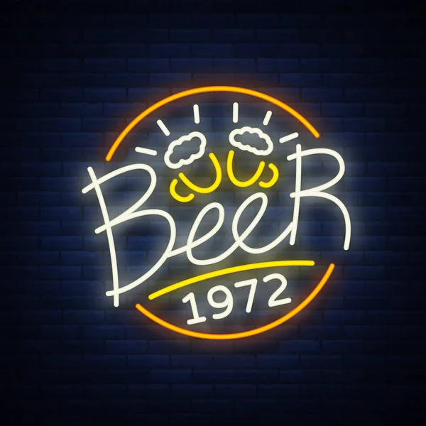 Bier Neon Sign logo, etiket, embleem vectorillustratie, ontwerp embleem in neon stijl. Heldere uithangbord, gloeiende banner. Nacht reclame — Stockvector