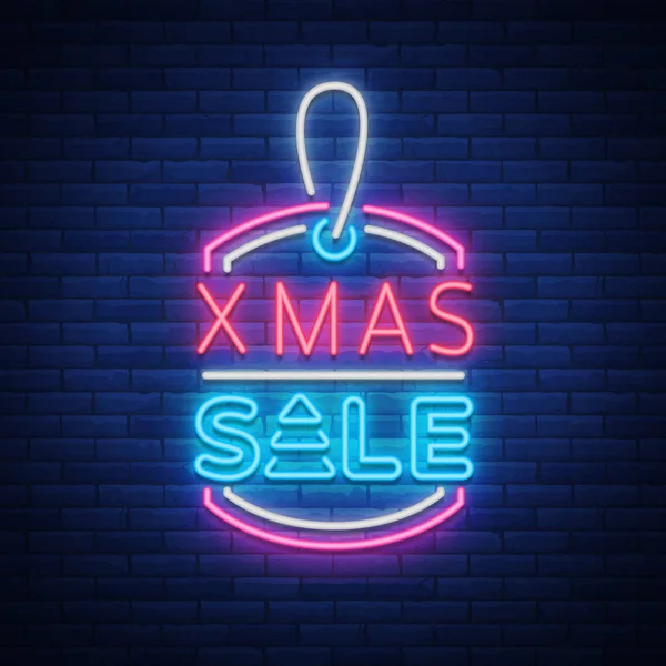 Xmas eladó, karácsonyi kedvezmény poszter, szórólap kártya neon stílusban. Újévi kedvezmény neon design szöveg. Ünnepi téli eladás, neonreklám, fényes reklám banner, világító jel. Vektoros illusztráció — Stock Vector