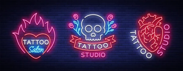 Juego de tatuajes de logos vector. Colección de signos de neón, símbolos del corazón humano, cráneo con rosas, cartelera luminosa brillante, publicidad brillante de neón sobre el tema del tatuaje, para salón de tatuajes, estudio — Vector de stock