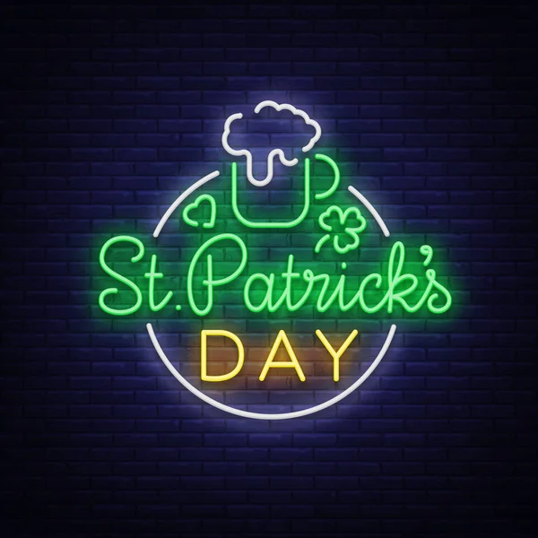 St Patricks Day je neonový nápis. Symbol, logo s pivem, neon nápis, světlý design ve stylu neon, slavnostní ilustrace pro blahopřání, oznámení, pozvánka, stranou. Vektorové ilustrace — Stockový vektor