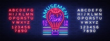 Eğlence parkına logo neon tarzı. Tasarım şablonu bir balon ile. Neon tabela, ışık afiş, tasarım öğesi, parlak gece projeleriniz için reklam. Vektör çizim. Metin neon işareti düzenleme