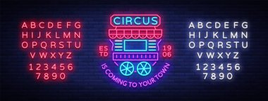 Sirk kamyon logo neon tarzı. Römork ile tasarım şablonu. Neon tabela, ışık afiş, tasarım öğesi, gece parlak reklam. Tekerlek üzerinde oturuyor. Vektör çizim. Metin neon işareti düzenleme