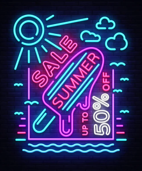 Lato sprzedaż neon znak. Zaprojektuj szablon Typografia plakat sprzedaży latem, lody w Neon styl, moda, letnie zniżki Neon styl broszura, światło Banner, reklama Bright. Ilustracja wektorowa — Wektor stockowy