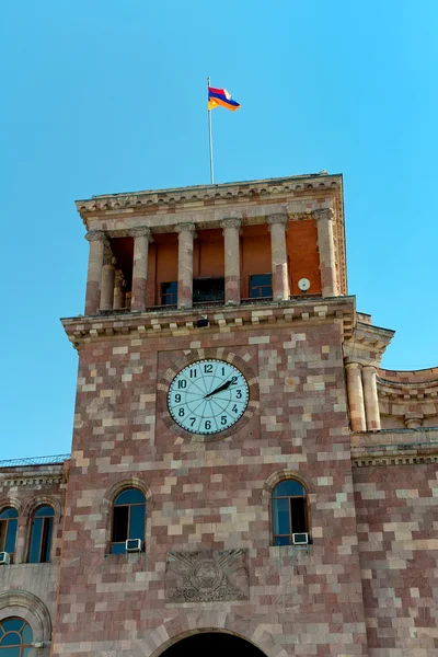 Yerevan. Armenia. Clock Tower and the national flag. — Stock Photo, Image